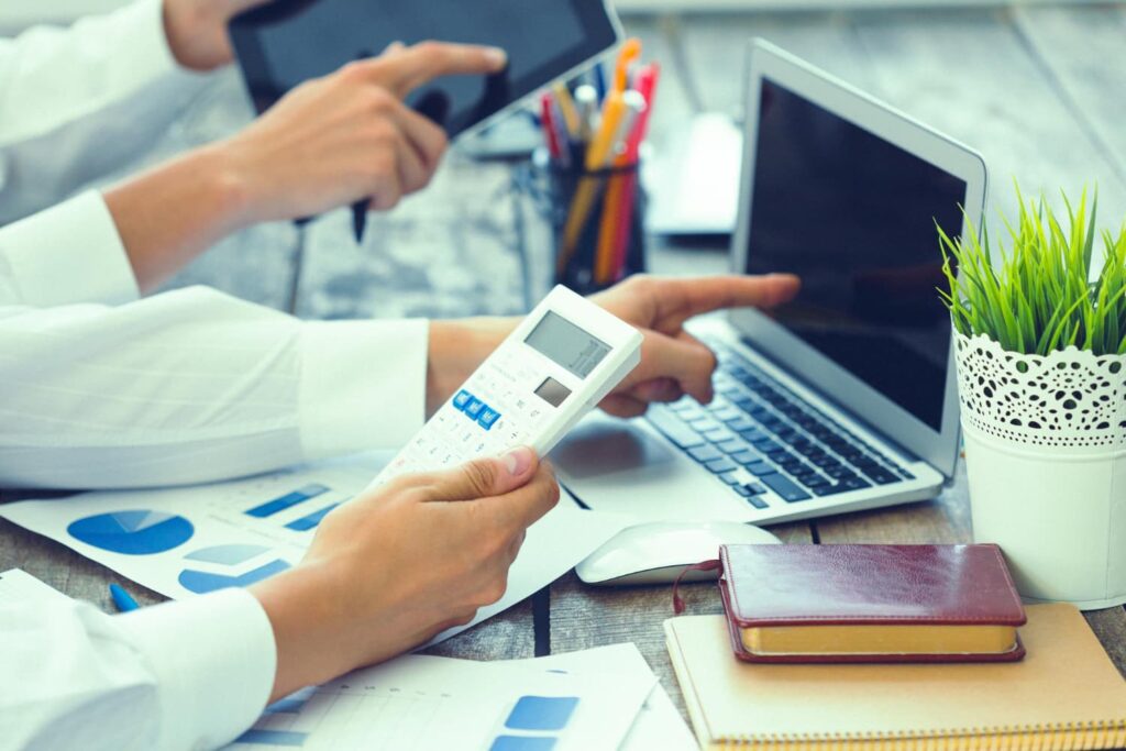 Choosing Between Xero and QuickBooks Online for Your Business Needs 15 Choosing Between Xero and QuickBooks Online for Your Business Needs_ Dec'25 (1)